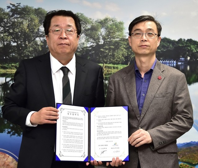 ▲ 5일 이상천 제천시장(왼쪽)이 윤혁호 이마트 제천점장과 지역우수농특산물 매입·판매와 로컬푸드 판매장 활성화를 위한 업무협약 후 기념촬영을 하고 있다.ⓒ제천시