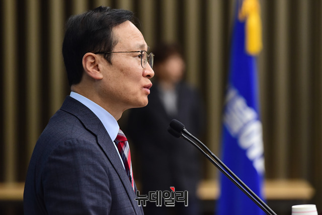 ▲ 홍영표 더불어민주당 원내대표가 5일 오전 국회에서 열린 의원총회에서 모두발언을 하고 있다. 박성원 기자
