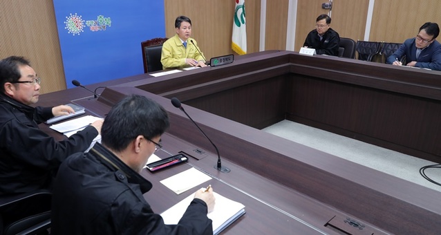 ▲ 충북도 한창섭 행정부지사(윗쪽 가운데)가 5일 도청 영상회의실에서 김성식 산림환경국장(오른쪽 맨 위), 지용관 산림녹지과장(왼쪽 맨 위) 등이 참석한 가운데 도내 11시군 부단체장과 영상회의를 하고 있다.ⓒ충북도