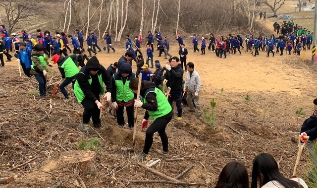 ▲ 청주시가 5일 상당구 낭성면 귀래리 산41-1번지 일원에서 김항섭 부시장을 비롯한 공무원, 민간단체 회원 등 500여 명이 참여하는식목일 행사를 벌였다.ⓒ청주시