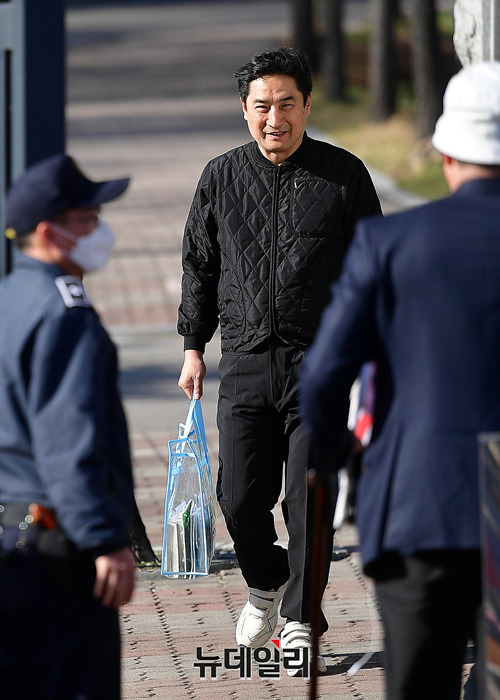 ▲ 문서위조 혐의로 1심에서 법정구속된 강용석 변호사가 5일 오후 경기 의왕시 서울구치소를 나서고 있다. ⓒ경기 의왕=정상윤 기자