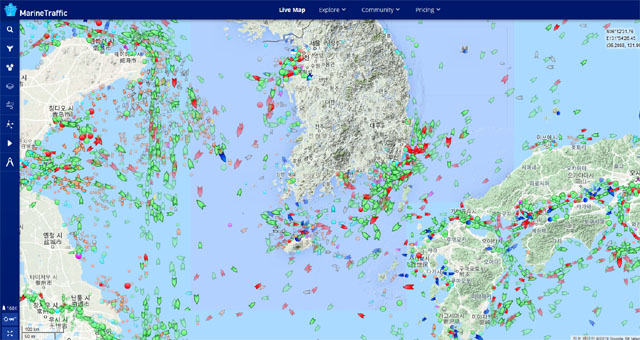 ▲ 실제 '마린트래픽'을 켜면 볼 수 있는 선박들의 움직임. 선박들의 AIS 정보가 거의 실시간으로 나온다. ⓒ마린트래픽 화면캡쳐.