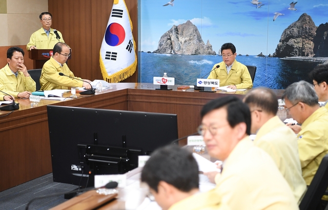 ▲ 이철우 경북도지사는 5일 오전 도청 영상회의실에서 도내 23개 시군 부단체장, 소방 관계관 등 50여명이 참석한 가운데 긴급 영상회의를 주관하고 산불 대응태세 및 예방활동을 점검하고 산불피해 방지에 최선을 다해줄 것을 주문했다.ⓒ경북도