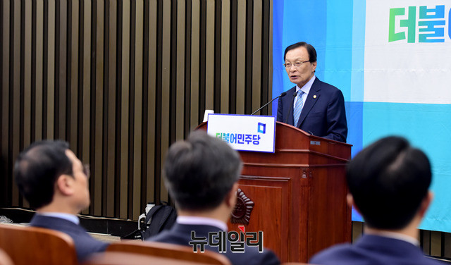 ▲ 지난 5일 더불어민주당 의원총회에서 발언하고 있는 이해찬 대표. ⓒ박성원 기자.