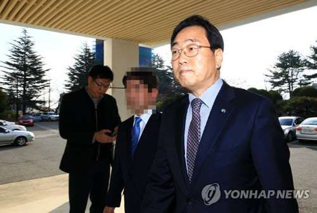 ▲ 지난 2월 공직선거법 위반 혐의로 조사를 받기 위해 검찰에 출석하는 김철수 속초시장. 더불어민주당 소속이다. ⓒ연합뉴스. 무단전재 및 재배포 금지.