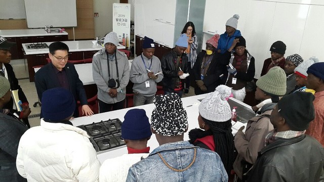 ▲ 6일 콩고 농촌지도교수원 후보자들이 제천시농업기술센터를 방문해 한국 농업인 교육에 대한 설명을 듣고 있다.ⓒ제천시농업기술센터