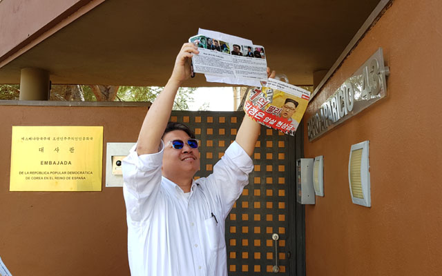 ▲ 스페인 주재 북한대사관에 전단을 넣으려는 자유북한운동연합 관계자. ⓒ자유북한운동연합 제공.