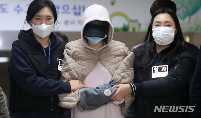 ▲ '마약 사용 혐의'로 체포된 남양유업 창업주의 외손녀 황하나씨가 지난 6일 오후 경기 수원남부경찰서에서 영장실질심사를 받기 위해 법원으로 향하고 있다.ⓒ뉴시스