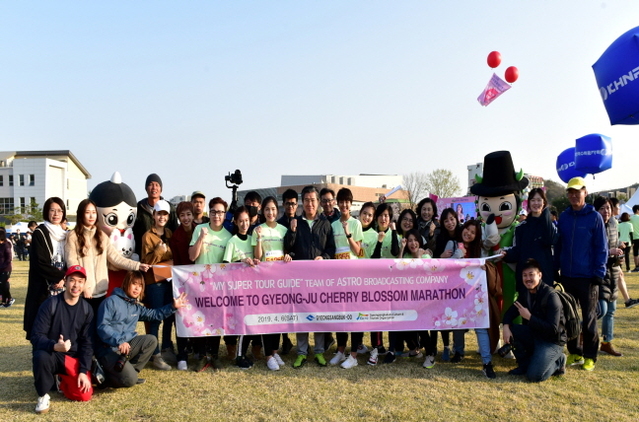 ▲ 말레이시아 아스트로 방송국 특별프로그램 촬영팀과 함께 기념촬영을 하고 있다.ⓒ경북문화관광공사