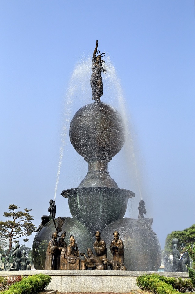 ▲ 세계 3대 광천수의 고장인 충북 청주시 내수읍 초정리 광천수 상징탑.ⓒ청주시