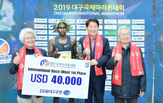 ▲ 이번 대회에서 필렉스 킵치르치르 킵로티치(케냐)선수가 2시간 5분 33초 대회신기록으로 국제 남자부 우승을 차지했다.ⓒ대구시