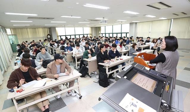 ▲ 영진전문대가 새내기 신입생들과 재학생 취업 역량 향상을 위한 희망프로젝트를 도입했다.(사진은 ‘백호튜터링’OT모습)ⓒ영진전문대