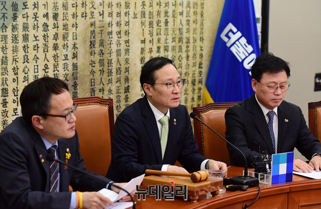 ▲ 홍영표 더불어민주당 원내대표가 25일 오전 국회에서 열린 최고위원회의에서 모두발언을 하고 있다. 박성원 기자