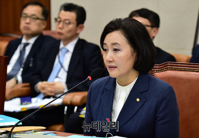 ▲ 박영선 중소벤처기업부 장관 후보자가 지난달 27일 오후 국회 산업통상자원중소벤처기업위원회에서 열린 인사청문회에 출석해 의원들의 질문에 답하고 있다.ⓒ이종현 기자