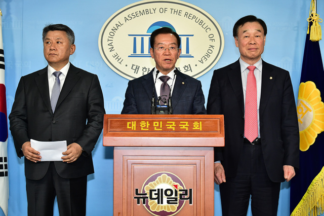 ▲ 국회 산업통상자원중소벤처기업위 소속 자유한국당 간사인 이종배 의원이 8일 오후 국회 정론관에서 기자회견을 갖고 박영선 중소벤처기업부 장관 후보자 임명 반대 서명서를 낭독하고 있다.ⓒ이종현 기자