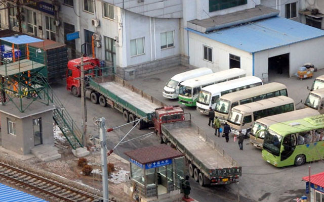 ▲ 북한에서 중국 단둥으로 들어오는 화물트럭들. 북한 거주 화교는 말만 보따리 상인이지 이런 트럭을 통해 물건을 북한으로 실어 보낸다. ⓒ뉴시스. 무단전재 및 재배포 금지.
