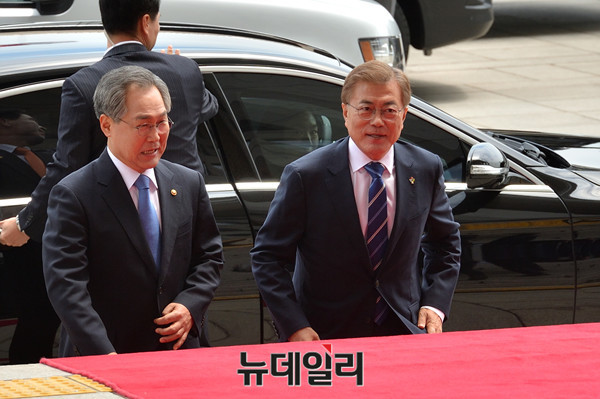 ▲ 우윤근 주러시아 대사와 문재인 대통령. 뉴데일리 DB