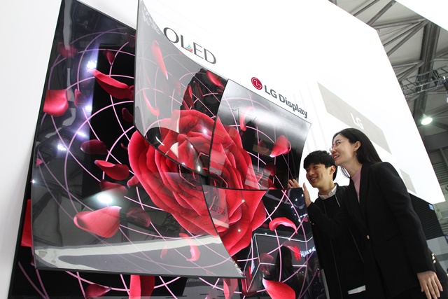 ▲ 지난달 열린 'AWE 2019'에서 LG디스플레이가 선보인 장미꽃 OLED 조형물. ⓒLG디스플레이