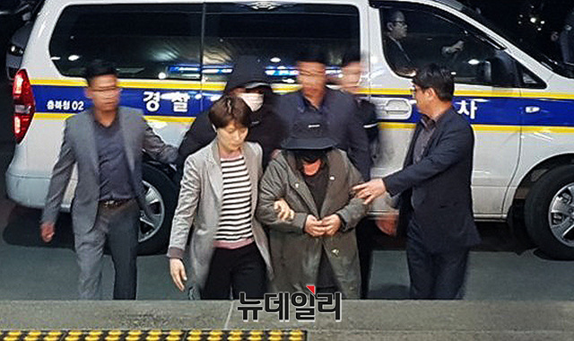 ▲ 지난 8일 오후 11시경 충북 제천경찰서로 압송되고 있는 마이크로닷 부모. 검은색 마스크를 쓰고 앞서 가고 있는 여성이 마이크로닷의 모친, 흰색 마스크를 쓰고 뒤따라가는 남성이 마이크로닷의 부친이다. ⓒ목성균 기자