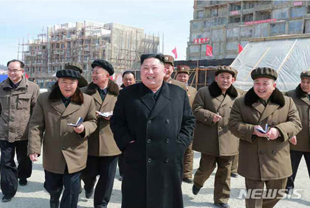 ▲ 지난주 삼지연 건설현장을 찾은 김정은. ⓒ뉴시스. 무단전재 및 재배포 금지.