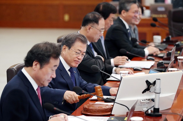 ▲ 9일 오전 청와대에서 국무회의를 추재하는 문재인 대통령. ⓒ청와대