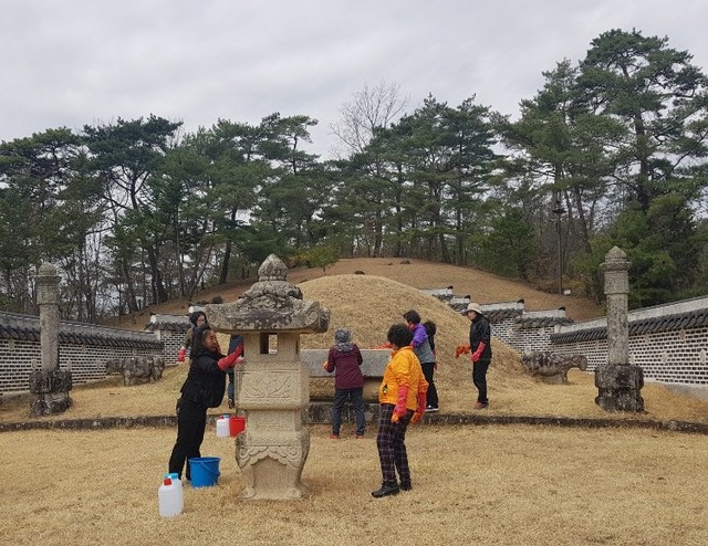 ▲ 영월군여성단체협의회 회원들이 9일 세계유산 장릉에서 물걸레로 석등을 깨끗이 닦고 있다.ⓒ영월군