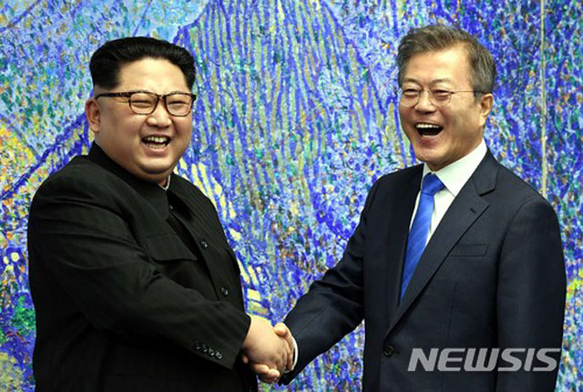 ▲ 윤상현 자유한국당 의원이 최근 논란이 된 군 정신교육교재 '북한은 적' 표현 삭제가 청와대의 의중을 반영한 것이라고 주장했다. 사진은 지난해 4월 판문점 남북정상회담 때 김정은과 문재인 대통령. ⓒ뉴시스. 무단전재 및 재배포 금지.