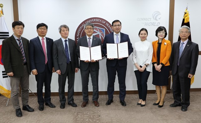 ▲ 9일 박준훈 한국교통대 총장(왼쪽 네번째)이 몽골 도로교통국과 도로·교통 분야 인적교류를 위한 국제교류 협정을 체결하고 기념촬영을 하고 있다.ⓒ한국교통대