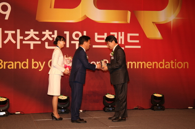 ▲ 이영석 경주부시장(오른쪽)이 전중옥 심사위원장으로부터 2019 소비자추천 1위 브랜드 대상’을 수상하고 있다.ⓒ경주시