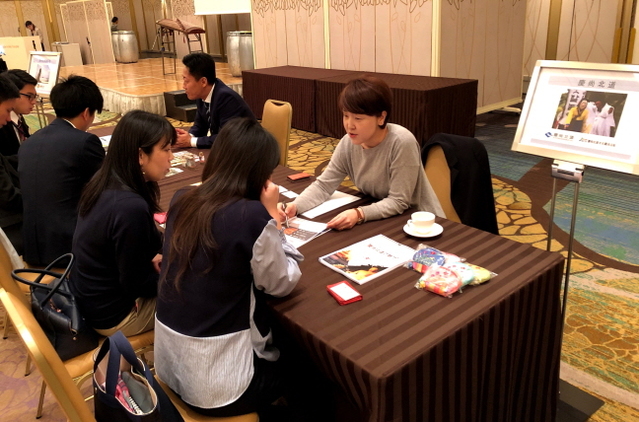 ▲ 경북문화관광공사 직원들이 현지 여행사를 대상으로 경북의 문화관광상품 판촉활동을 하고 있다.ⓒ경북문화관광공사