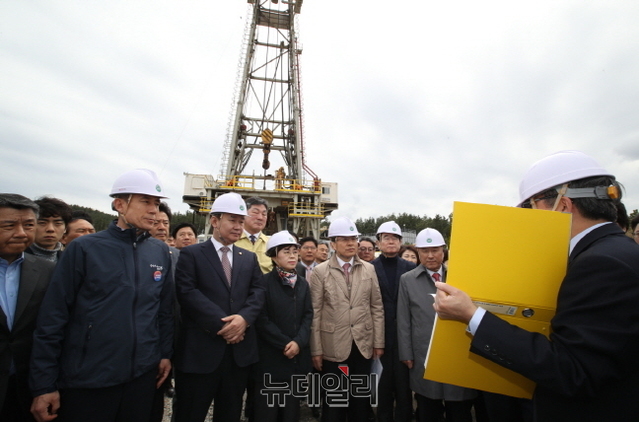 ▲ 포항 지진현장을 방문한 황교안 대표 일행이 지열발전소 현장을 둘러보고 있다.ⓒ뉴데일리