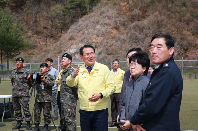 ▲ 통합방위협의회 위원들이 제 5312부대(1대대)가 운영하는 예비군 훈련장에서개인장비, 감시 장비, 통신장비 등을 관람하는 시간을 가졌다.ⓒ울진군