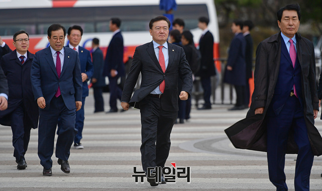 ▲ 9일 오전 청와대 분수대 앞에서 자유한국당 긴급의원총회가 열린 가운데 의원들이 분수대 앞 광장으로 모여들고 있다.ⓒ정상윤 기자