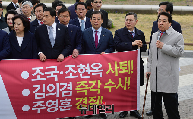 ▲ 9일 오전 청와대 분수대 앞에서 열린 자유한국당 긴급의원총회에서 심재철 의원이 발언하고 있다.ⓒ정상윤 기자