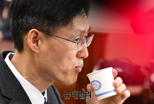 ▲ 문형배 헌법재판소 재판관 후보자가 9일 오후 국회 법제사법위원회에서 열린 인사청문회에 출석해 물을 마시고 있다. 이종현 기자