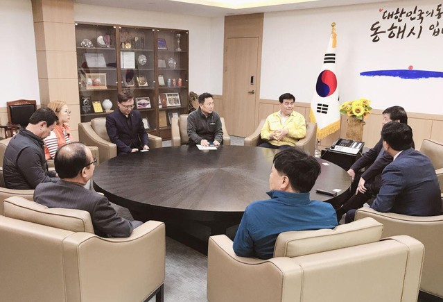 ▲ 이영희 제천시 국장과 시 사회단체, 기업체로 구성된 합동방문단이 동해시를 방문해 생활용품을 전달하고 있다.ⓒ제천시