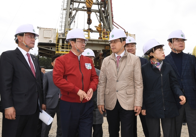 ▲ 이철우 지사(왼쪽 두번째)가 9일 민생대장정 첫 시작으로 포항지진피해 현장을 찾은 황교안 자유한국당 대표를 포항에서 만나 특별법 제정을 강력히 요청했다.ⓒ경북도