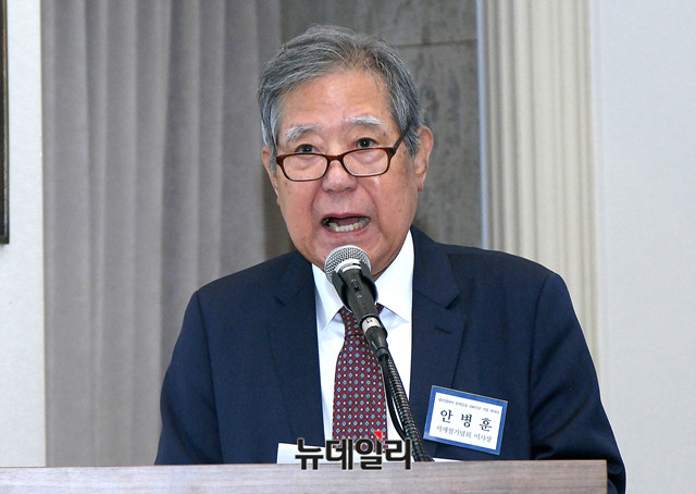 ▲ 안병훈 서재필기념회 이사장이 지난 9일 오후 한국프레스센터에서 열린 세미나에서 발언하고 있다.ⓒ이기륭 기자