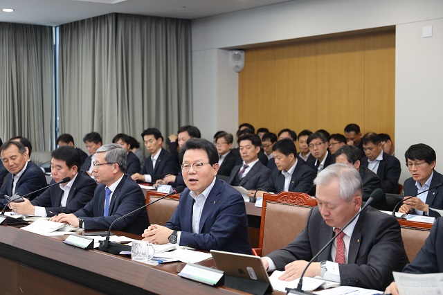 ▲ 9일 중구 농협금융 본사에서 열린 농협금융 1분기 경영성과 분석회의에서 농협금융지주 김광수 회장(앞줄 오른쪽에서 두 번째)이 임직원에게 당부말을 하고 있다.앞줄 오른쪽 첫 번째부터 NH투자증권 정영채 대표이사, 농협금융지주 김광수 회장, NH농협손해보험 오병관 대표이사, NH캐피탈 이구찬 대표이사.ⓒ농협금융