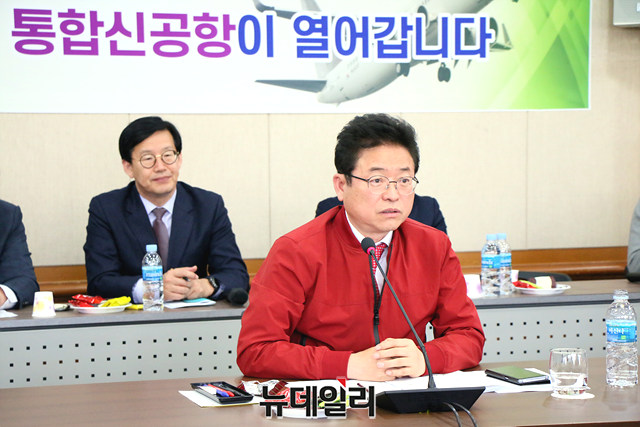 ▲ 일일 대구시장으로 나선 이철우 도지사가 통합신공항 대구시민추진단 간담회에서 의견을 피력하고 있다.ⓒ뉴데일리