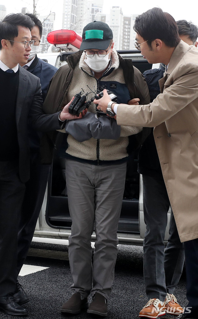 ▲ 마약류 투약 혐의로 체포된 방송인 하일(미국명 로버트 할리)씨가 10일 오전 경기 수원시 영통구 수원법원종합청사에서 구속 전 피의자심문(영장실질심사)를 받기위해 법정으로 향하고 있다. ⓒ뉴시스