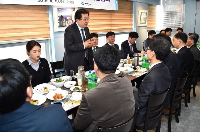 ▲ 10일 이상천 시장이 세종시에서 중앙부처 출향공직자를 초청해 국비확보와 지역 현안사업을 설명하며 협조를 당부하고 있다.ⓒ제천시