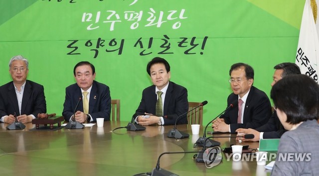 ▲ 정동영 대표 등 민주평화당 의원들이 9일 저녁 국회에서 열린 의원총회에서 이야기를 나누고 있다. ⓒ연합뉴스