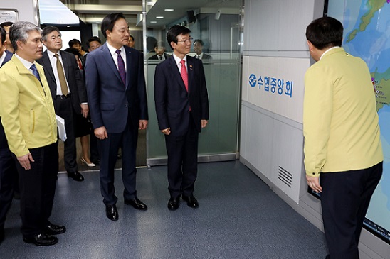 ▲ 문성혁 해수부 장관이 수협중앙회를 방문해 어업무선국 어선조업상황을 보고받고 있다.ⓒ해수부