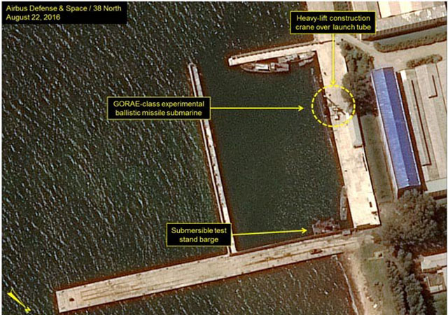 ▲ 2016년 8월 '38노스'가 공개한 위성사진. 북한 동해함대 사령부가 있는 신포 일대를 찍은 것으로 사진 속 잠수함은 '고래'급으로 불린다. ⓒ美38노스 관련 보고서 화면캡쳐.