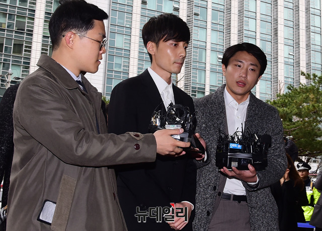 ▲ 가수 로이킴이 10일 오후 서울 종로구 서울지방경찰청에 피의자 신분으로 출석했다. 박성원 기자