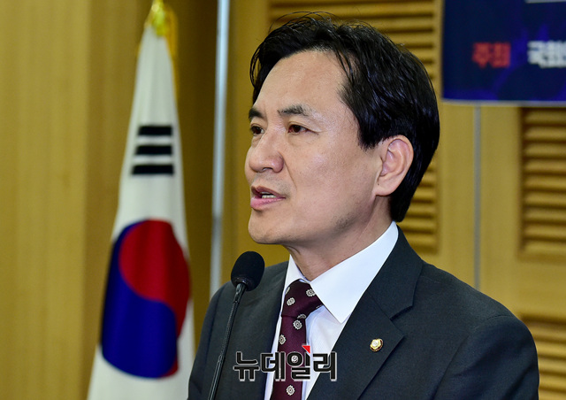 ▲ 10일 국회 의원회관에서 열린 '사회주의자 서훈, 이대로 좋은가' 토론회에서 개회사하는 자유한국당 김진태 의원. ⓒ이종현 기자