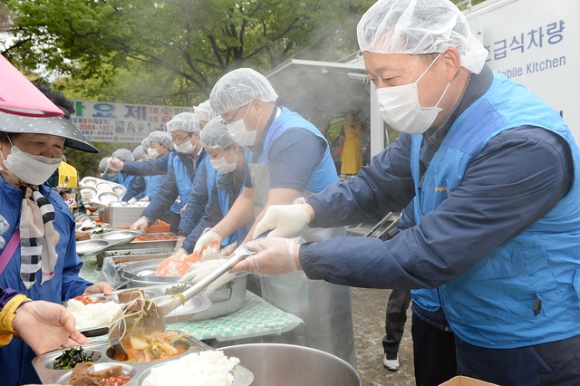 ▲ 대성에너지가 10일 ‘행복한 밥상’급식봉사에 나섰다.ⓒ대성에너지