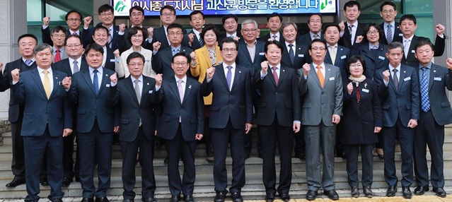 ▲ 이시종 충북도지사가 10일 괴산군을 방문해 도민과의 대화 시간을 갖고, 도정 현안에 대한 설명에 이어 지역 주민 숙원사업에 대한 건의 사항을 청취했다. 사진은 괴산군 지역 주민과, 간부진 등과의 화이팅 장면.ⓒ충북도