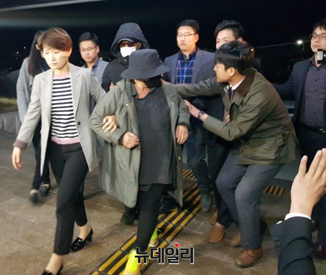 ▲ 9일 오후, 마이크로닷 부모가 제천경찰서로 연행되고 있는 모습.ⓒ목성균 기자